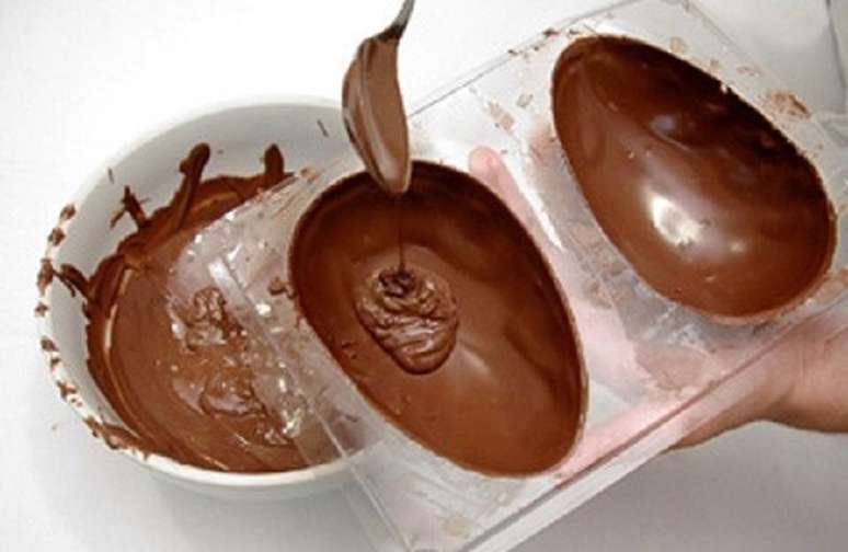10. Coloque o chocolate derretido em formas de ovo de páscoa – Foto: Mães Brasileiras