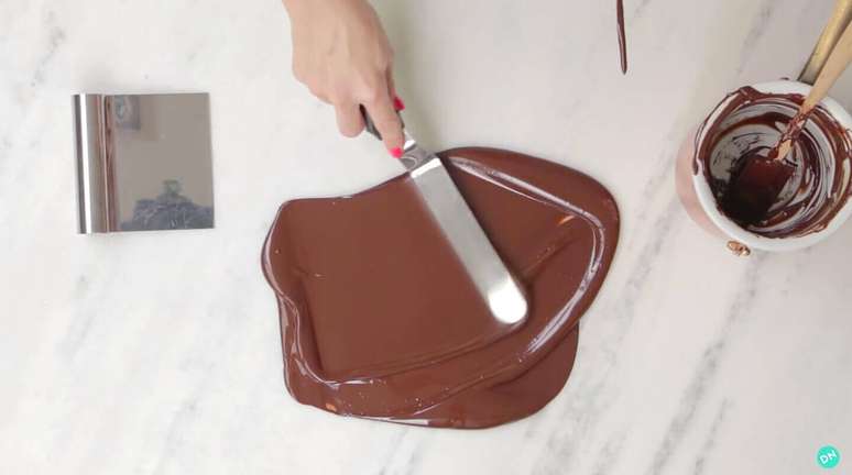 9. Faça movimentos circulares com o chocolate sobre uma bancada de mármore – Foto: DolcEstupendo