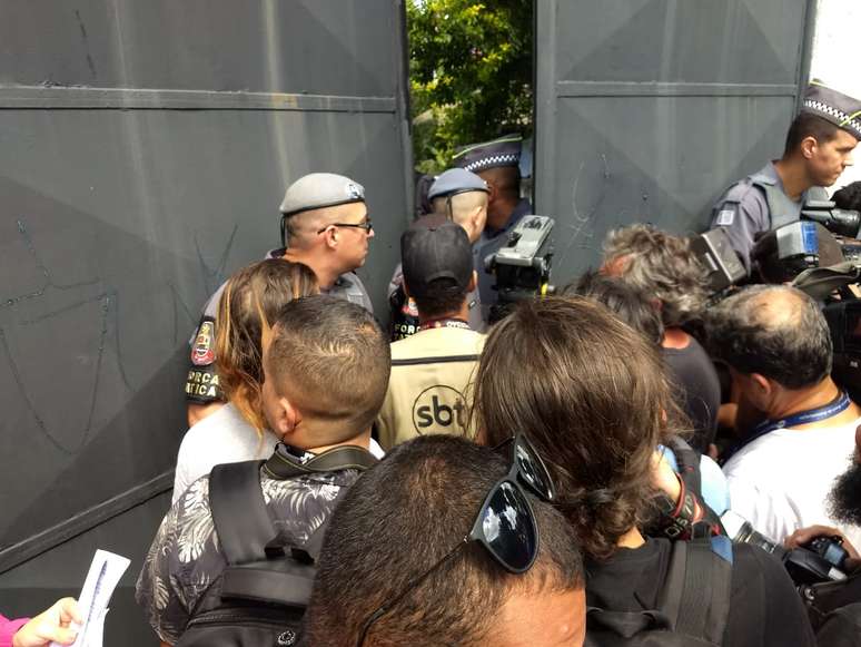 Policiais em frente à escola de Suzano, palco de massacre