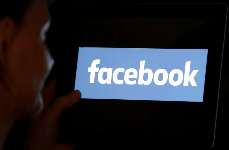 O Facebook enfrentava dificuldades para restaurar plenamente seus serviços nesta quinta-feira, depois que uma pane parcial de 17 horas deixou a maior rede social do mundo inacessível para usuários de várias partes do globo