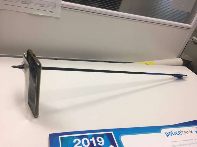 Celular atingido por flecha, em imagem obtida das redes sociais
13/03/2019
NSW POLICE FORCE via REUTERS
