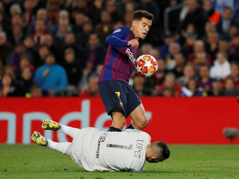 Philippe Coutinho disputa bola com goleiro Anthony Lopes em jogo Barcelona x Lyon pela Liga dos Campe&otilde;es
13/03/2019
REUTERS/Susana Vera