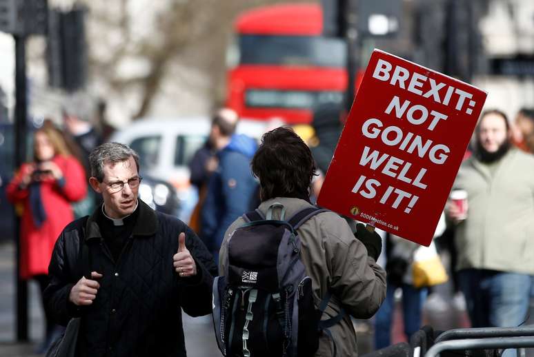 Manifestante contrário ao Brexit proteta do lado de fora do Parlamento britânico
14/03/2019
REUTERS/Henry Nicholls