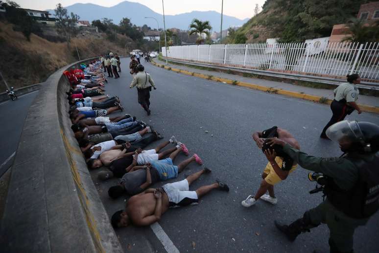 Pessoas deitadas na rua após serem detidas por forças de segurança após saques durante apagão em Caracas, na Venezuela
10/03/2019
REUTERS/Ivan Alvarado   