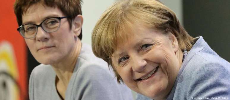 Annegret Kramp-Karrenbauer (e.) adotou curso de emancipação em relação a Merkel (d.)