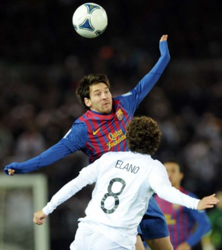 Messi e Elano se enfrentaram na final do Mundial de Clubes em 2011(Foto: AFP / TOSHIFUMI KITAMURA)