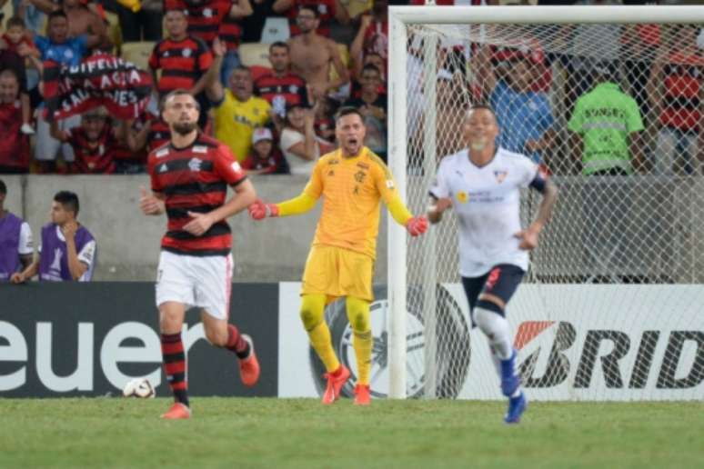 Diego Alves celebra a defesa em cobrança de pênalti, no primeiro tempo (Alexandre Vidal / Flamengo)
