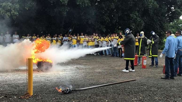 Garotos da base do clube de Novo Horizonte tiveram treinamento de combate a incêndios (Foto: Divulgação)