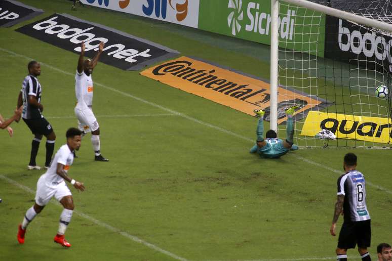 Júnior Urso, do Corinthians, comemora seu gol em partida contra o Ceará, válida pela Copa do Brasil, na Arena Castelão, em Fortaleza (CE), nesta quarta-feira, 13.