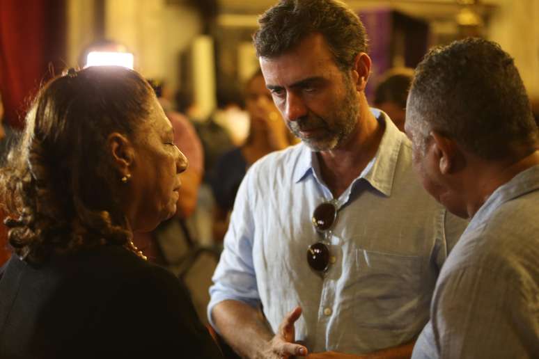 O deputado federal Marcelo Freixo (PSOL-RJ)(c), conversa com os pais de Marielle Franco, Marinete da Silva (e) e Antônio Francisco Neto (d), durante missa em homenagem à vereadora assassinada e ao motorista dela, Anderson Gomes, na Igreja da Candelária, no centro Rio de Janeiro, na manhã desta quinta-feira, 14 de março de 2019. O crime completa um ano hoje. Marielle foi executada com quatro tiros na cabeça quando voltava para casa após participar de um evento com jovens mulheres negras no bairro do Estácio, centro de Rio. Anderson também foi alvejado e morto no atentado.