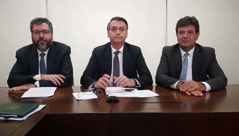 Presidente Jair Bolsonaro, ao lado dos ministros Ernesto Araújo (Relações Exteriores) e Luiz Henrique Mandetta (Saúde)