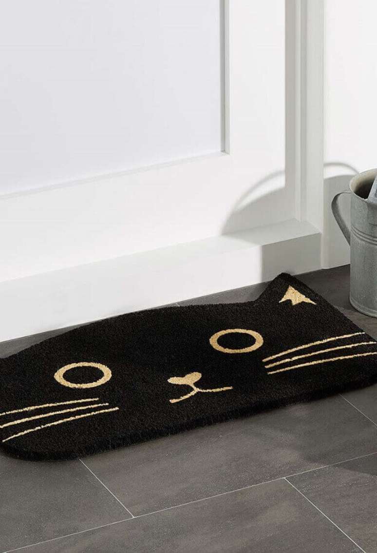 22. O tapete capacho divertido com carinha de gatinho é um modelo super fofo para decorar a entrada de sua casa – Foto: Simons