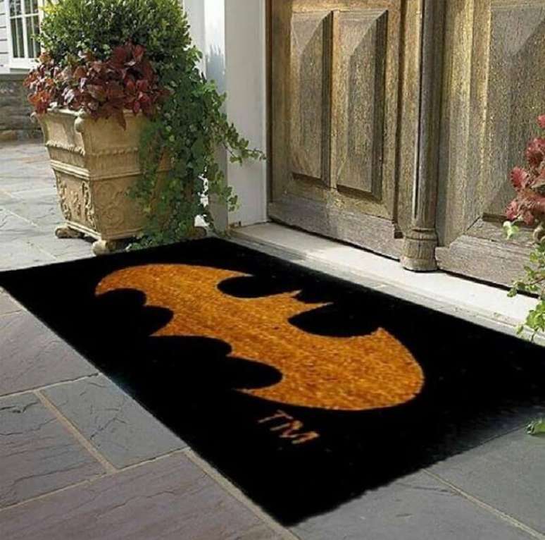 33. Modelo de capacho de porta divertido com logo do Batman – Foto: Pinosy