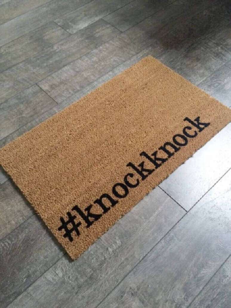 40. Modelo de tapete capacho divertido escrito Knock Knock – Foto: Pinterest