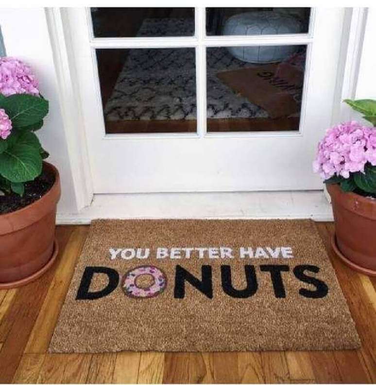 42. Gosta de Donuts? Então esse capacho divertido é perfeito para você – Foto: YellowHome