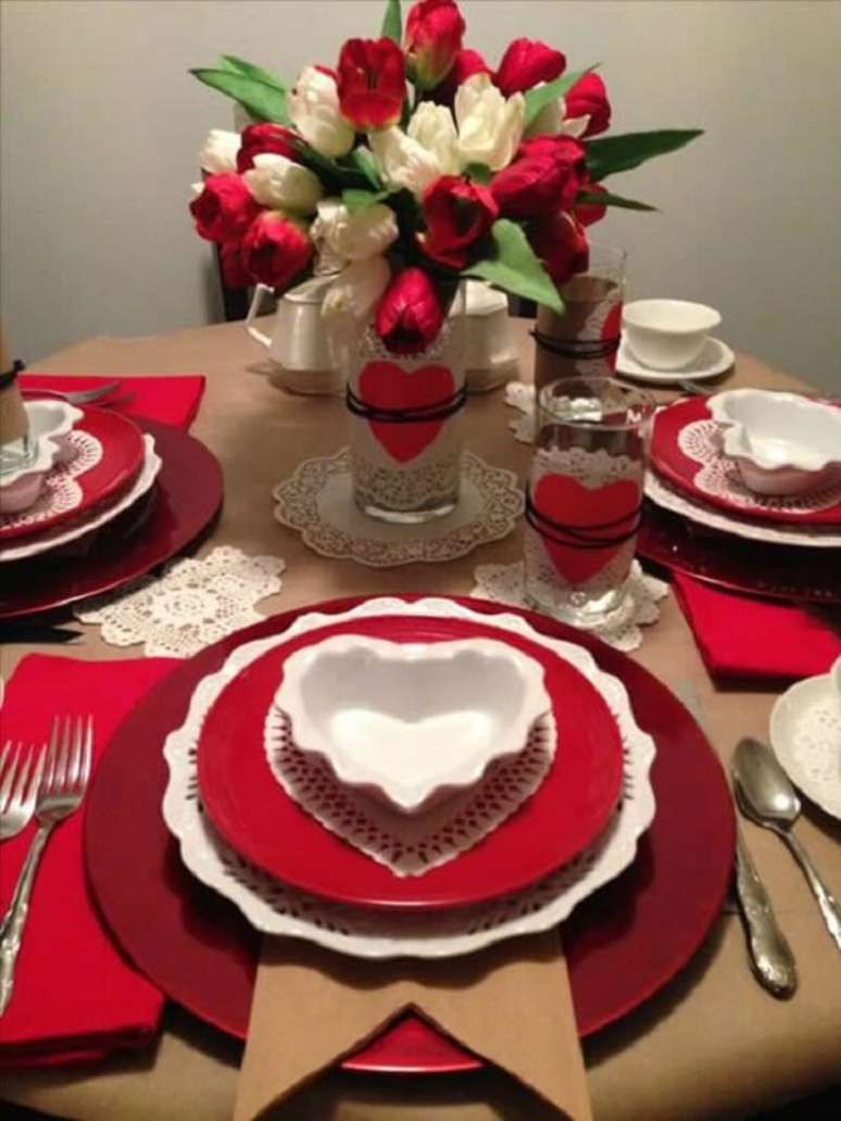 23- Na decoração de dia das mães em branco e vermelho tem detalhes de coração no vaso, nos copos e no formato do pratinho de doce. Fonte: Como Fazer em Casa