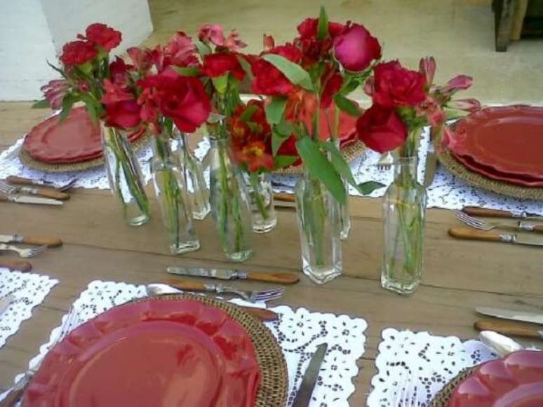 25- Na decoração dia das mães, as flores que decoram a mesa são da mesma cor das louças. Fonte: Site Festa