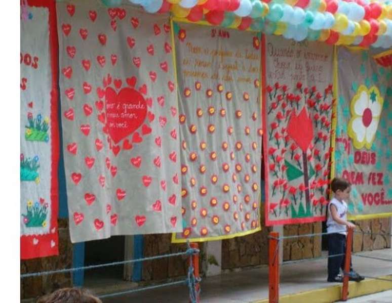 7- A decoração para o dia das mães com TNT utiliza diversos painéis com frases comemorativas. Fonte: Grzero