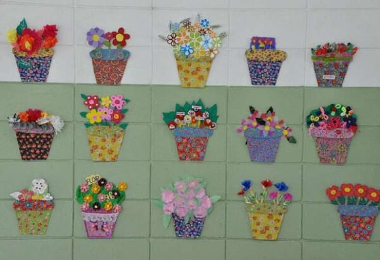 27- Na decoração dia das mães na escola, as paredes foram enfeitas com vasinhos de flores feitos em EVA. Fonte: Como fazer em Casa