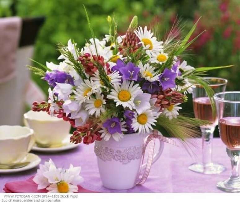 28- A decoração dia das mães tem vaso com flores do campo no centro da mesa. Fonte: Alessandra Faria