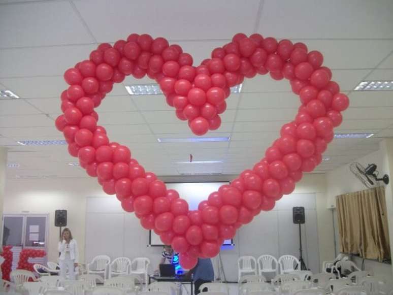 5- Na decoração dia das mães em igreja, as bexigas vermelhas amarradas em formato de coração decoram o salão. Fonte: Blog Giragirassol de Coração com Balão