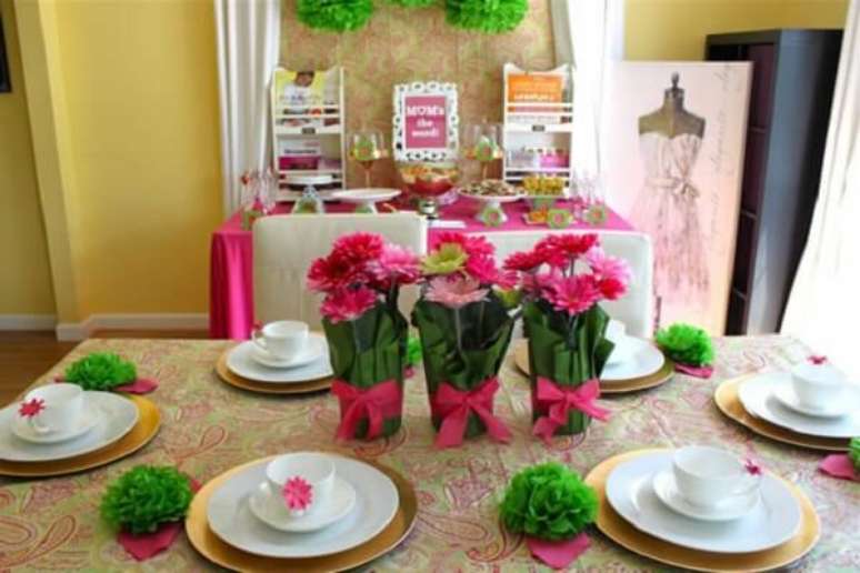 34- A decoração dia das mães foi realizada com toalhas, laços e guardanapos em tom rosa e anéis para guardanapo em tom verde. Fonte: Como Fazer em Casa