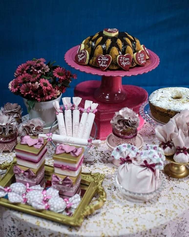 44- Na decoração dia das mães, o bolo foi confeitado com bolachinhas em formato de coração e frases amorosas. Fonte: Na Lua Festas
