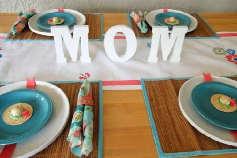45- Na decoração dia das mães, a palavra mãe foi colocada no centro da mesa. Fonte: Stylisheve