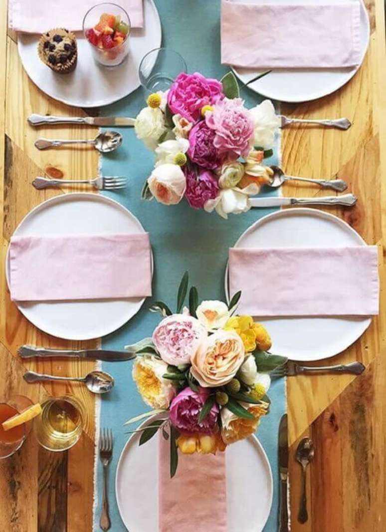 47- Na decoração dia das mães, a mesa rústica contrasta com a delicadeza dos tons pasteis da toalha e dos guardanapos. Fonte: Como Fazer em Casa