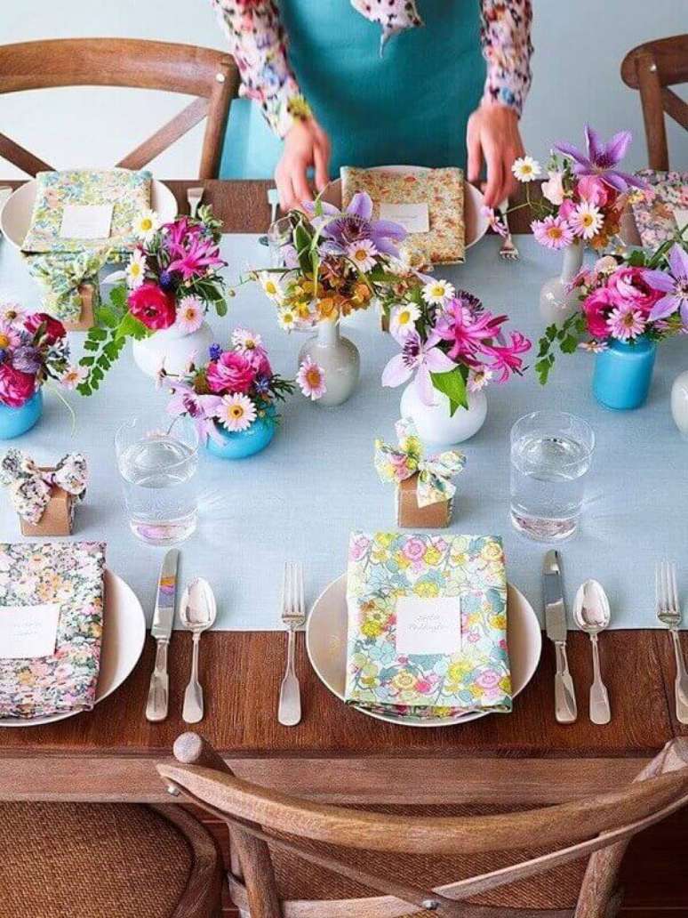 48- A decoração dia das mães, vasos brancos e azuis foram colocados no centro da mesa com flores do campo. Fonte: Pinterest