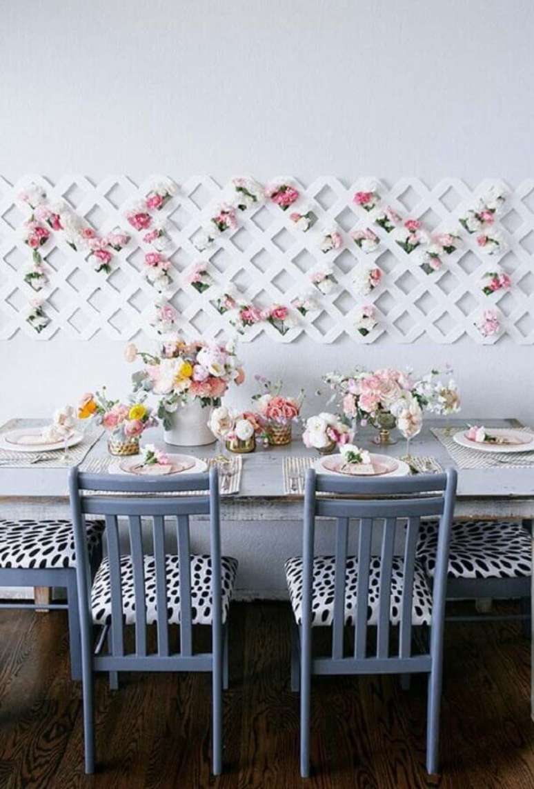 54- Na decoração dia das mães, as flores em tons pasteis foram colocadas sobre a mesa e no painel treliçado na parede. Fonte: A Minha Festinha
