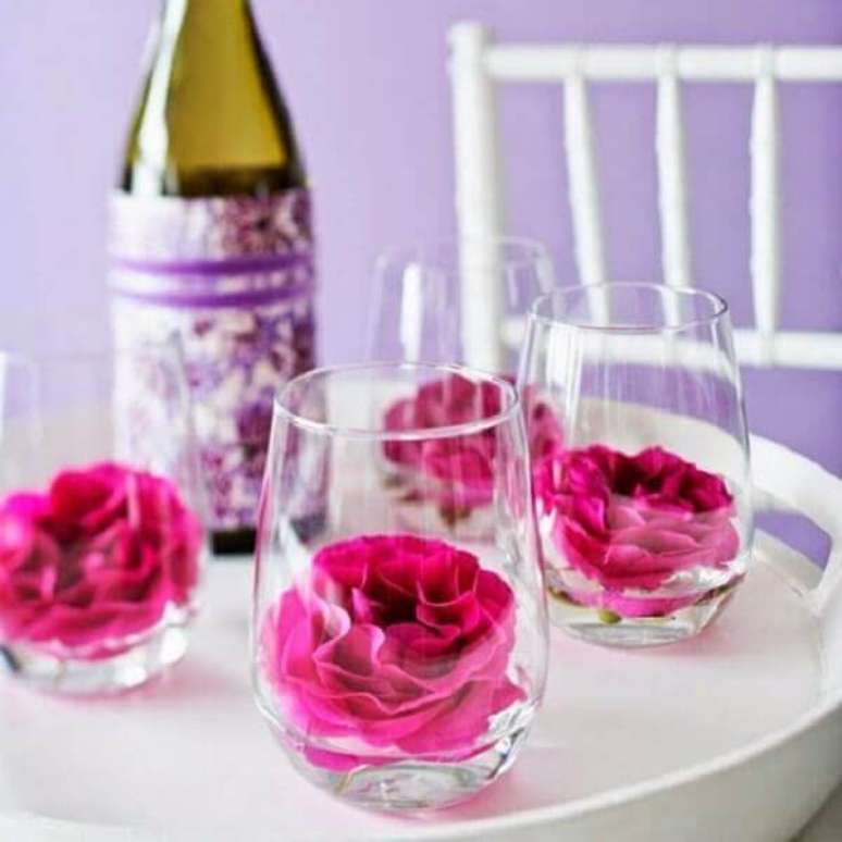 53- Na decoração dia das mães, as mesas tem copos com flores vermelhas. Fonte: Amando Cozinha