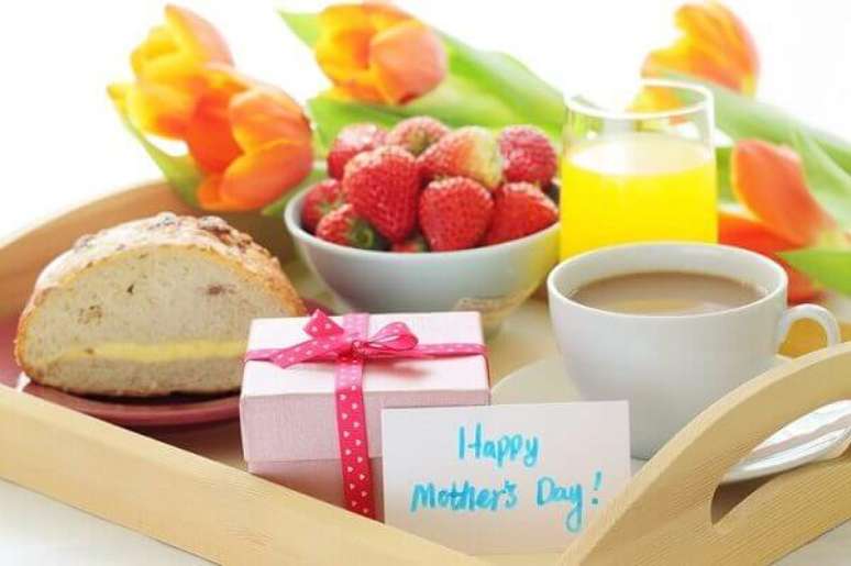 56- No café da manhã, a decoração dia das mães tem bandeja com tulipas, frutas e sucos. Fonte: Grupo Dimensão