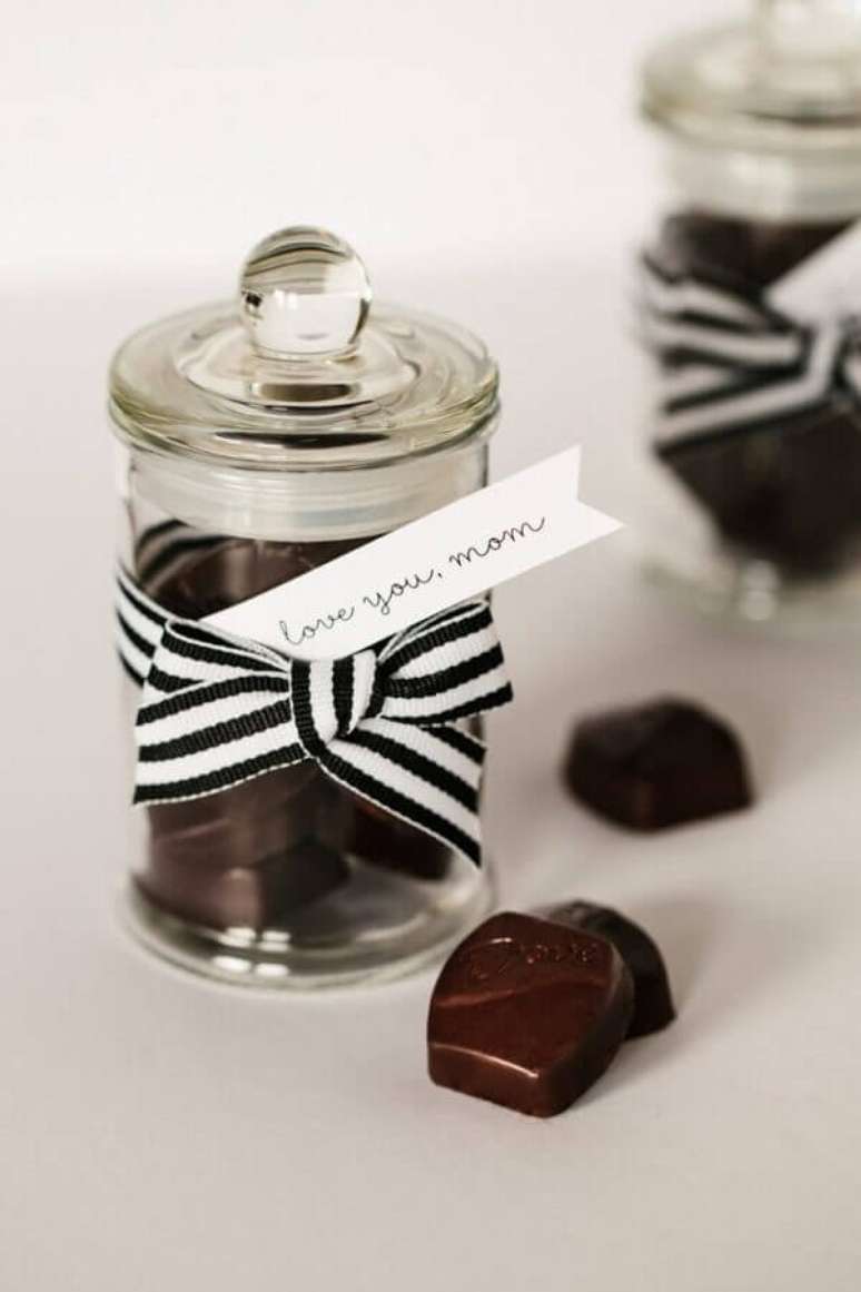 58- Na decoração dia das mães, potinhos de chocolate com frases amorosas são colocados sobre a mesa. Fonte: IdeiasDecor