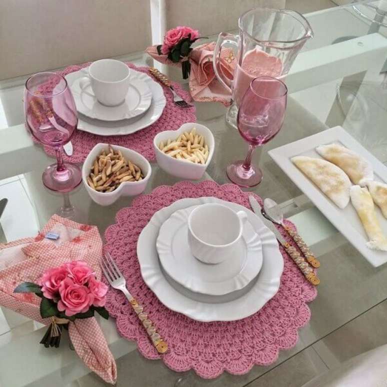 60- Na decoração dia das mães, a louça branca complementa a decoração em tons de rosa. Fonte: Michel Telles