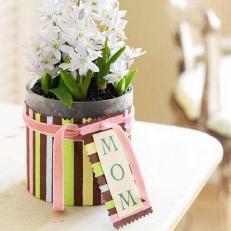 65- Os vasos de flores com a palavra mãe fazer parte da decoração dia das mães. Fonte: Stylisheve