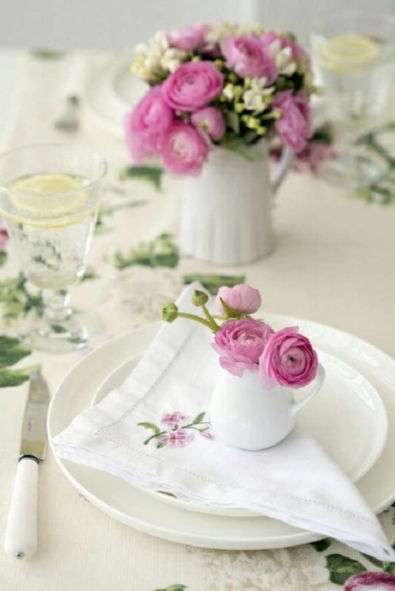 30- Na decoração dia das mães, as flores dos vasos sobre os guardanapos tem os mesmos tons do bordado. Fonte: Decoro Pra Você