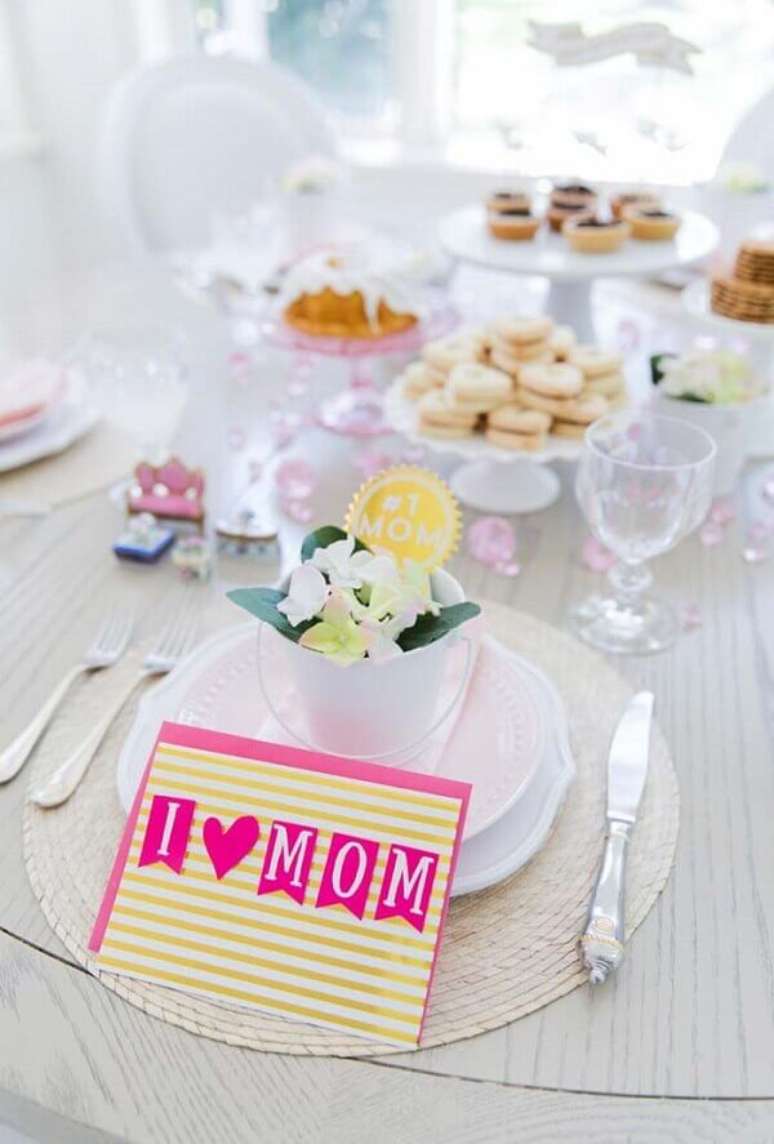 66- Na mesa, a decoração dia das mães em estilo clean tem mensagens para a homenageada. Fonte: A Minha Festinha