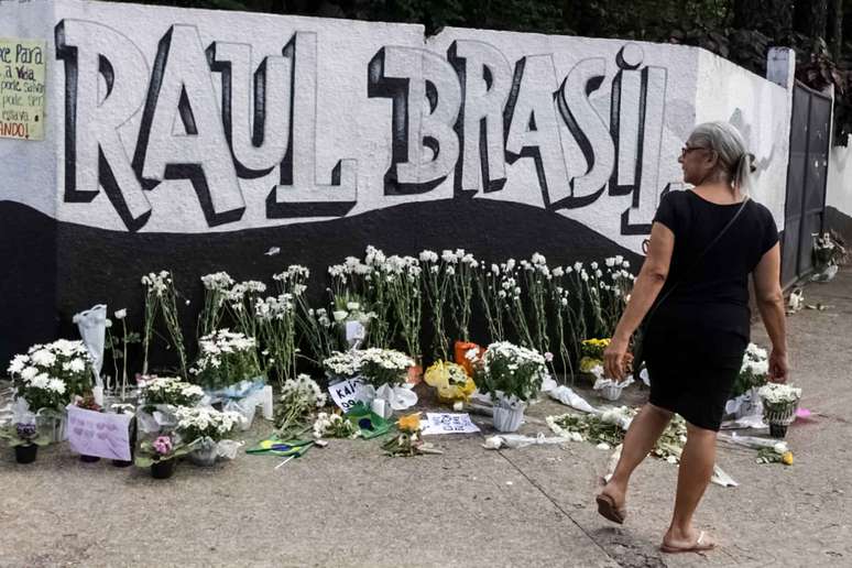 Homenagem às vítimas do ataque em frente ao portão da Escola Estadual Raul Brasil após o tiroteio