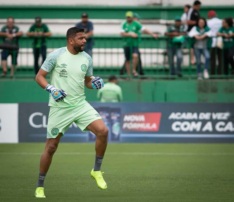 Ivan, goleiro da Chapecoense, faz aquecimento antes da partida contra o Figueirense, válida pela oitava rodada da primeira fase do Campeonato Catarinense 2019
