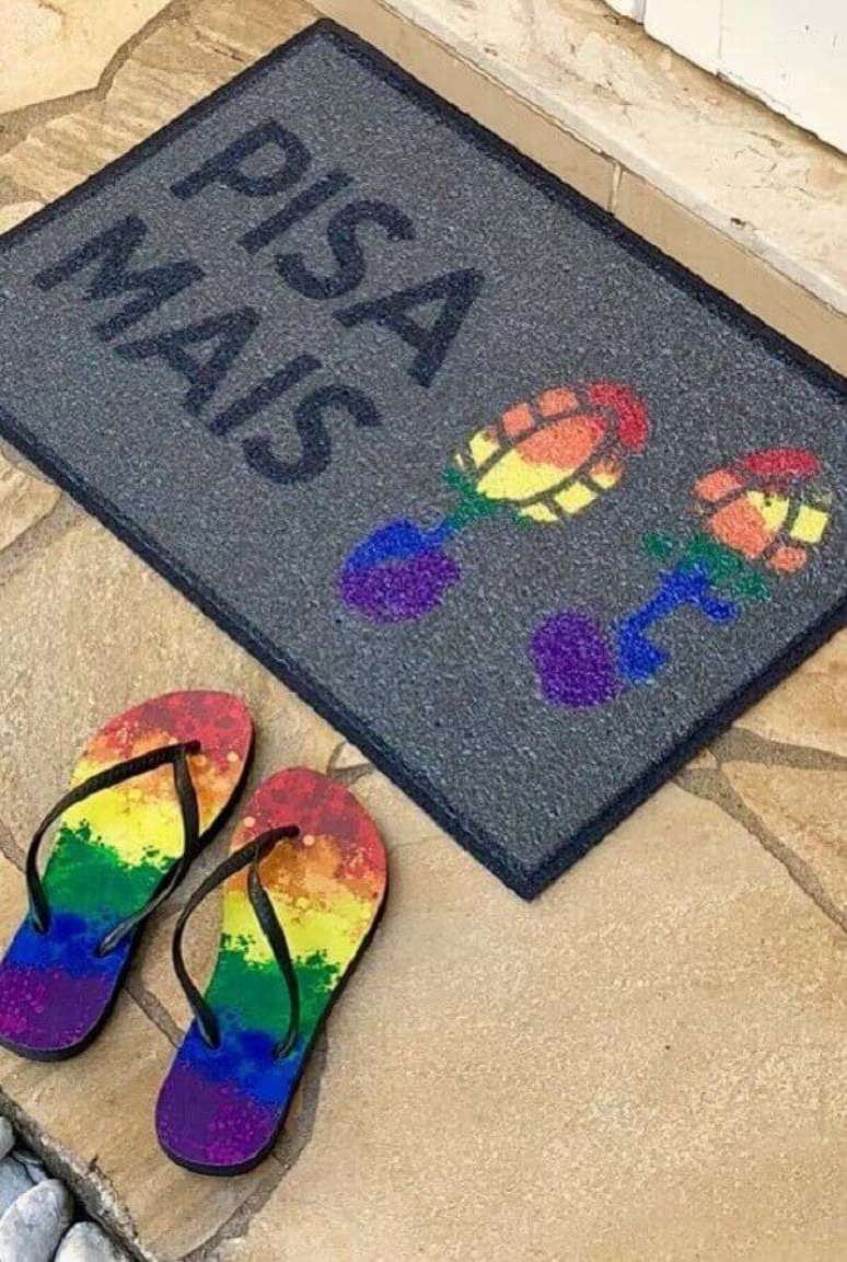 48. Capacho de porta divertido escrito &ldquo;Pisa mais&rdquo; e com marca de sapato colorido &ndash; Foto: Pinosy