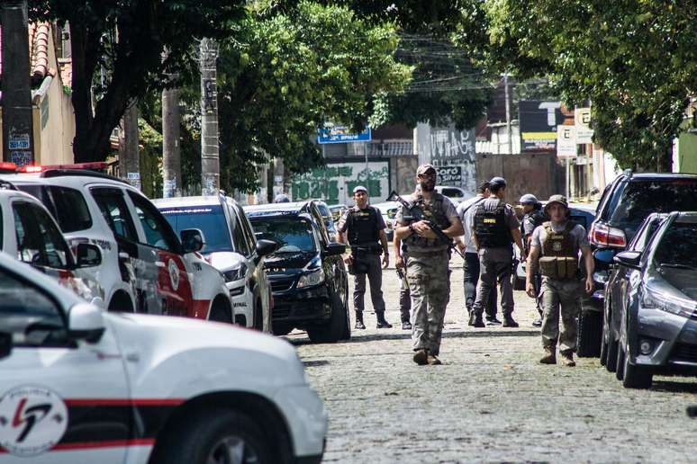 Dois bandidos invadiram a Escola Estadual Raul Brasil e atiraram contra alunos e funcionarios, deixando 7 pessoas mortas e 17 feridos, localizado na Rua Otavio Miguel da Silva, 52 - Parque Suzano,jogo 1winSuzano, cidade da Grande Sao Paulo