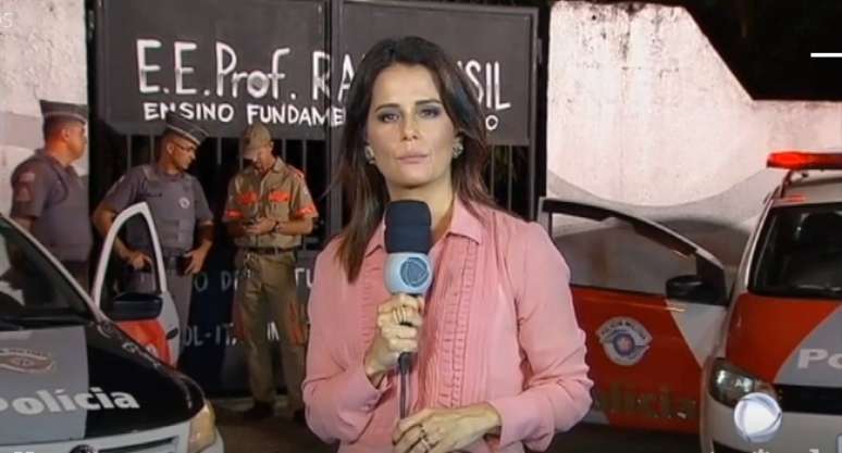 A apresentadora Adriana Ara&uacute;jo no local do fato na edi&ccedil;&atilde;o de quarta-feira do JR