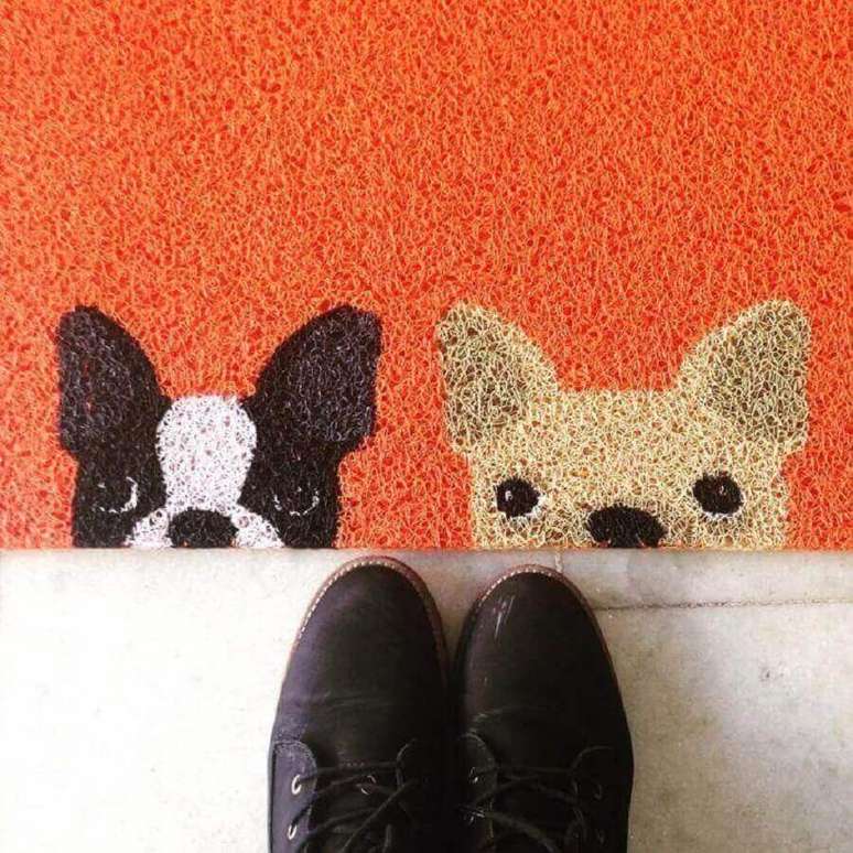 56. Tem pets em casa? Ent&atilde;o invista em um lindo tapete capacho divertido com carinhas de cachorros &ndash; Foto: Pinterest