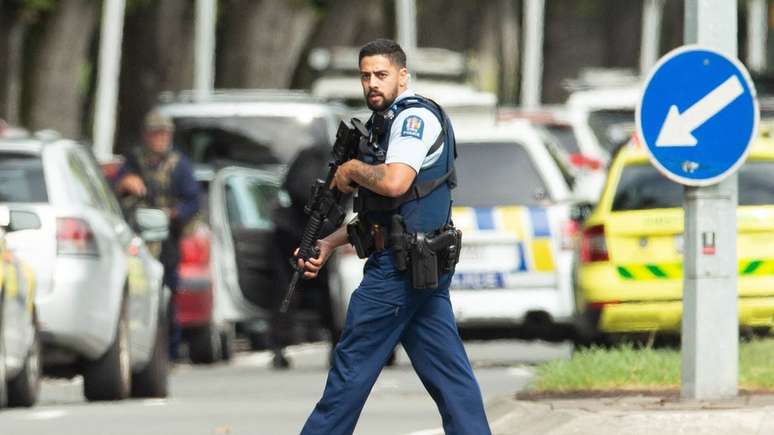 Polícia armada faz patrulha após um tiroteio na mesquita de Al Noor