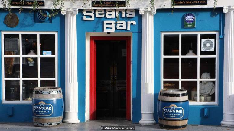 O Sean's Bar em Athlone, na Irlanda, serve bebidas há 1.100 anos