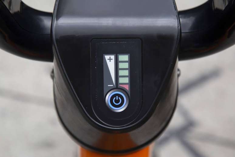 Bicicletas elétricas permitem o aumento e a redução de velocidade em um visor no guidão