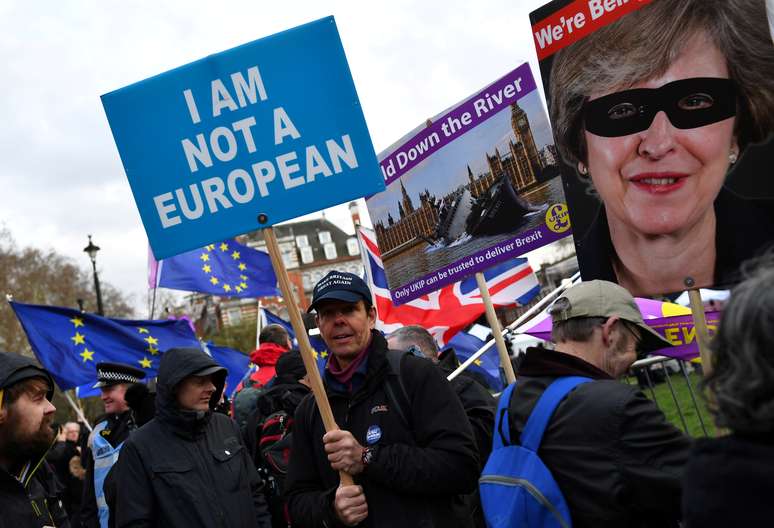 Manfiestantes pró-Brexit protestam em frente ao Parlamento, em Londres
14/03/2019
REUTERS/Dylan Martinez
