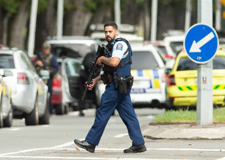 Policial em rua de Christchurch, na Nova Zelândia, após ataque a mesquitas
15/03/2019
REUTERS/SNPA/Martin Hunter