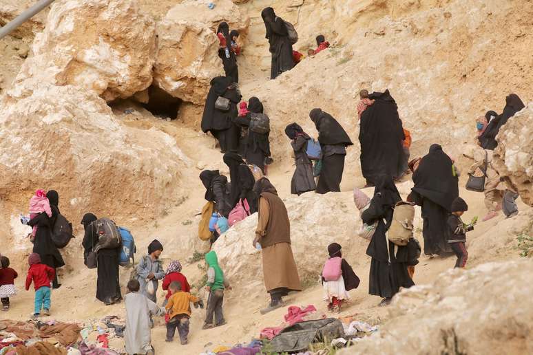 Familiares de militantes do Estado Islâmico que se renderam na vila de Baghouz, na Síria
14/03/2019 REUTERS/Issam Abdallah